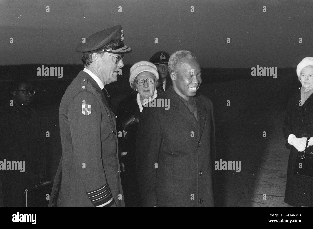 Juliana e Bernhard accolgono il presidente della Tanzania Neyerere su Soesterberg; v.n.r. Bernhard, Juliana Data: 23 novembre 1975 Parole Chiave: Presidenti, principi, campi d'aviazione Nome personale: Bernhard, Prince, Juliana, queen Foto Stock