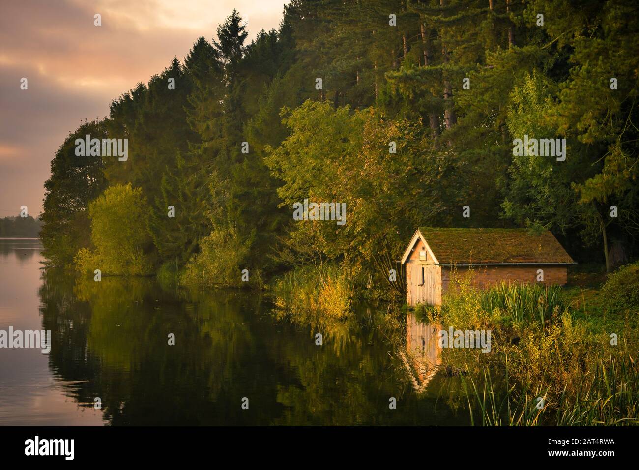 Il Boathouse sul serbatoio Swithland su una calma alba. Foto Stock