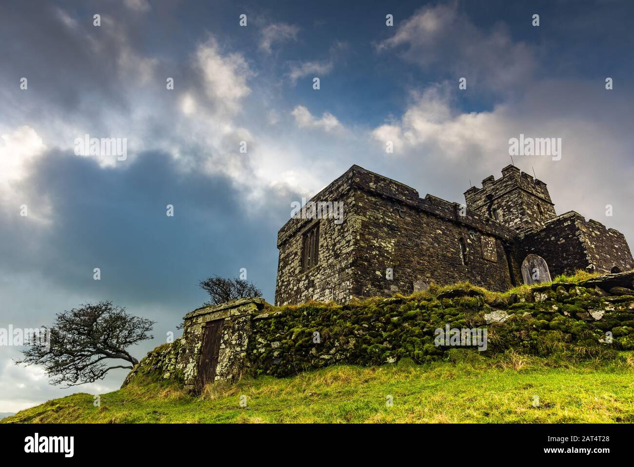 Brentor Church , Devon, sotto un cielo poudoso Foto Stock