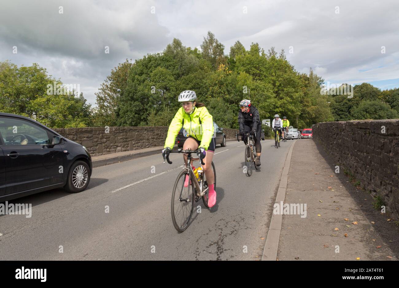 Ciclisti che attraversano il ponte, Abergavenny, Galles, Regno Unito Foto Stock