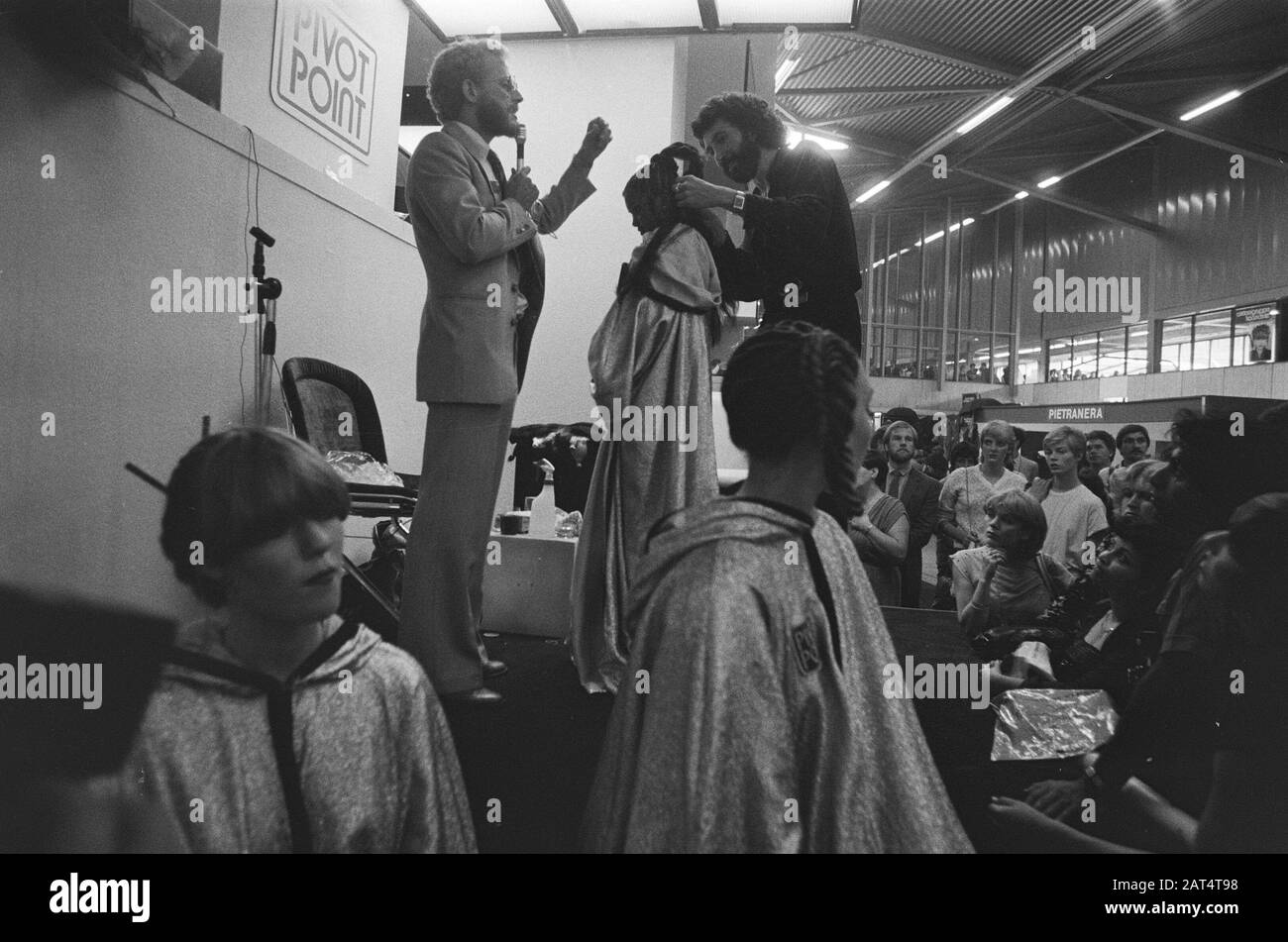 Campionato del mondo Hairstylingin Rotterdam Giuria Guarda il modello Data: 21 Settembre 1980 Località: Rotterdam, Zuid-Holland Parole Chiave: Giudici, parrucchieri, campionati del mondo Foto Stock