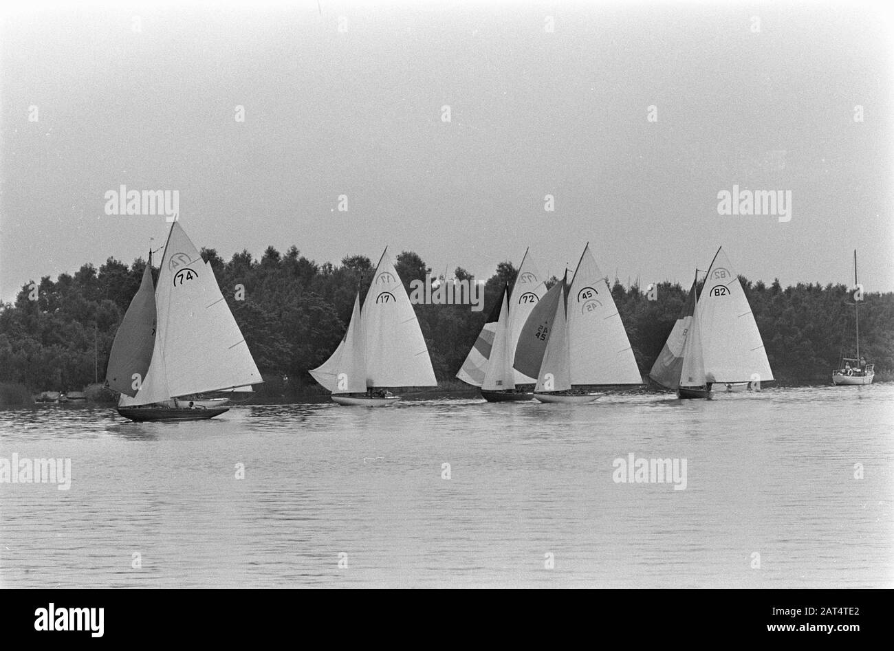 Kaagweek. Gli arcobaleni con spinachers sulla prima boa la Valkenklasse sulla strada Data: 16 luglio 1967 Parole Chiave: REGENBOGS, spinagkers, Sails Nome del personale: Falconclass Nome dell'istituzione: Kaagweek Foto Stock