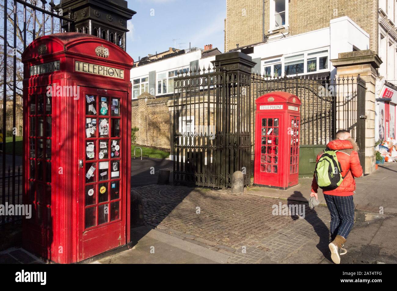 Scatole telefoniche K6 rosse di Sir Gilbert Gilbert Scot che adornano l'ingresso al Cimitero di Brompton, Fulham Road, Chelsea, Londra, SW10, Regno Unito Foto Stock