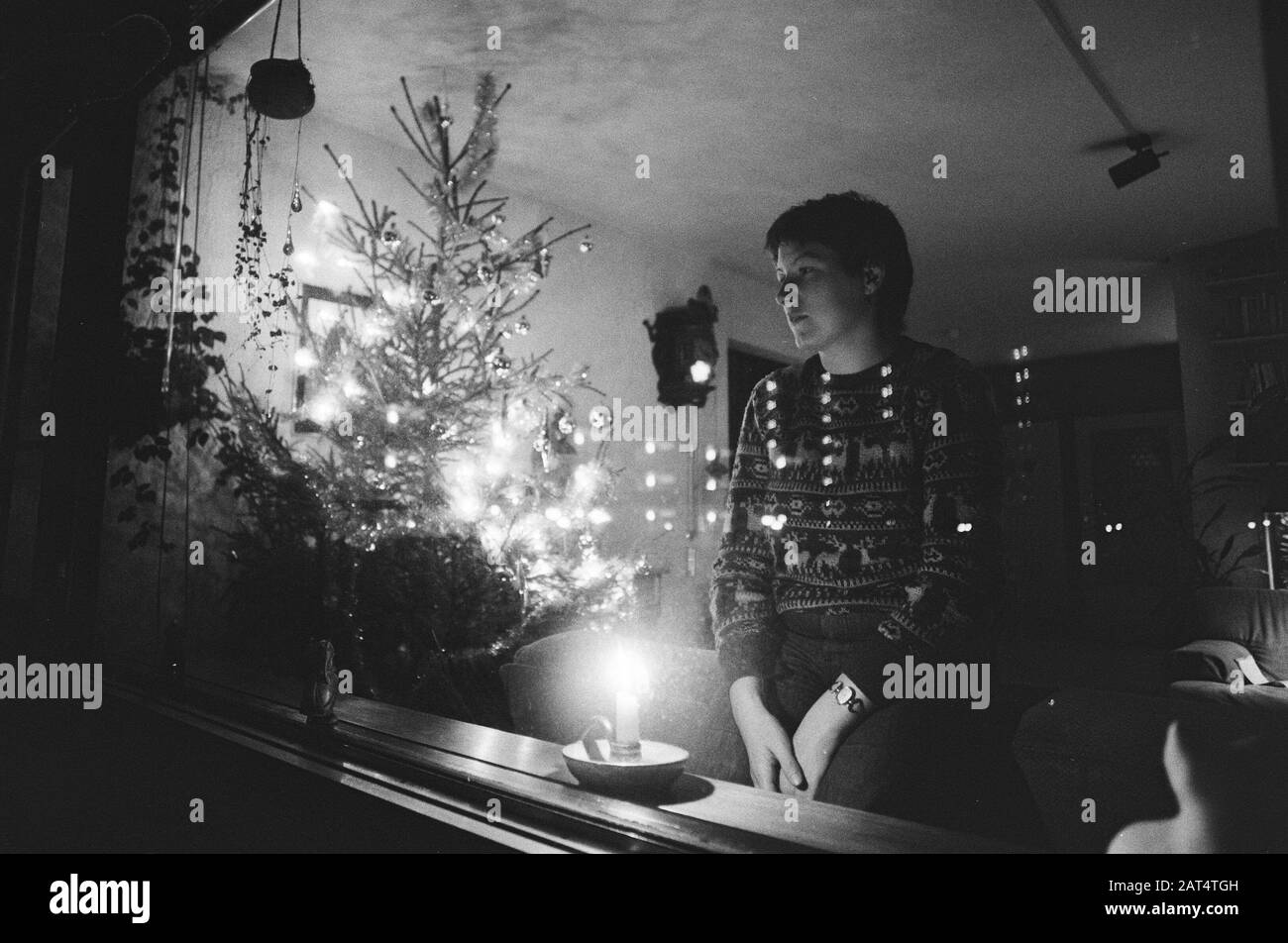 Candela messo di fronte alla finestra per mostrare il coinvolgimento con la situazione in Polonia Data: 24 dicembre 1981 Parole Chiave: Candele Foto Stock
