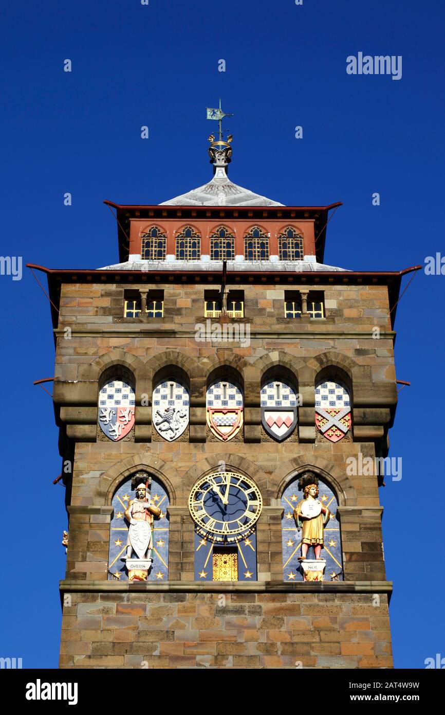 Dettaglio della cima della torre dell'orologio Vittoriana Gothic Revival, parte del Castello di Cardiff, Cardiff, South Glamorgan, Galles, Regno Unito Foto Stock