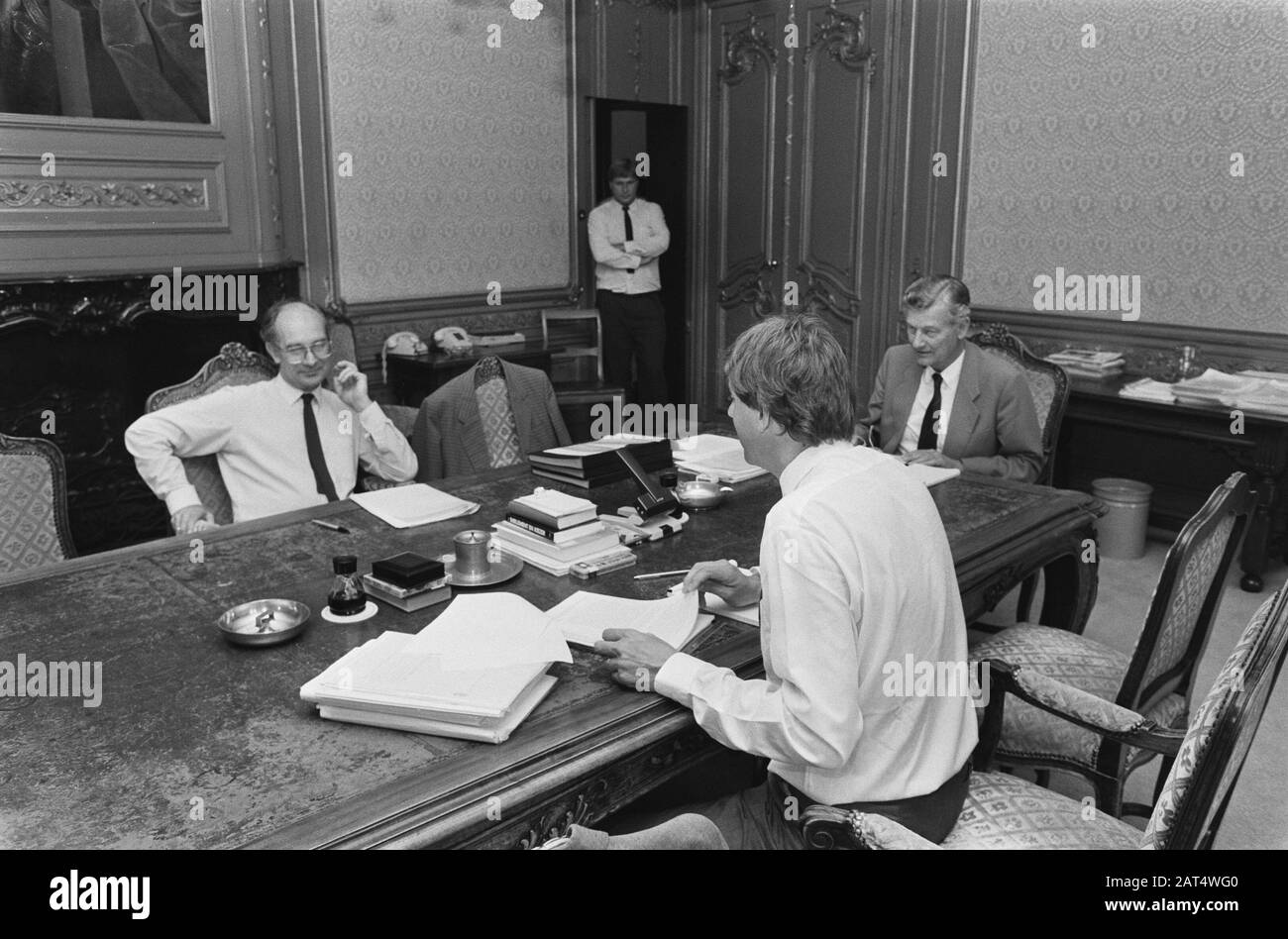 Cabinetsformation: De Vries (l) en Nijpels (r) in walkways Binnenhof; de Vries (l), de Koning (m) e Nijpels (r) al tavolo dei negoziati Data: 3 luglio 1986 luogo: L'Aia, Zuid-Holland Parole Chiave: Le formazioni del gabinetto Foto Stock
