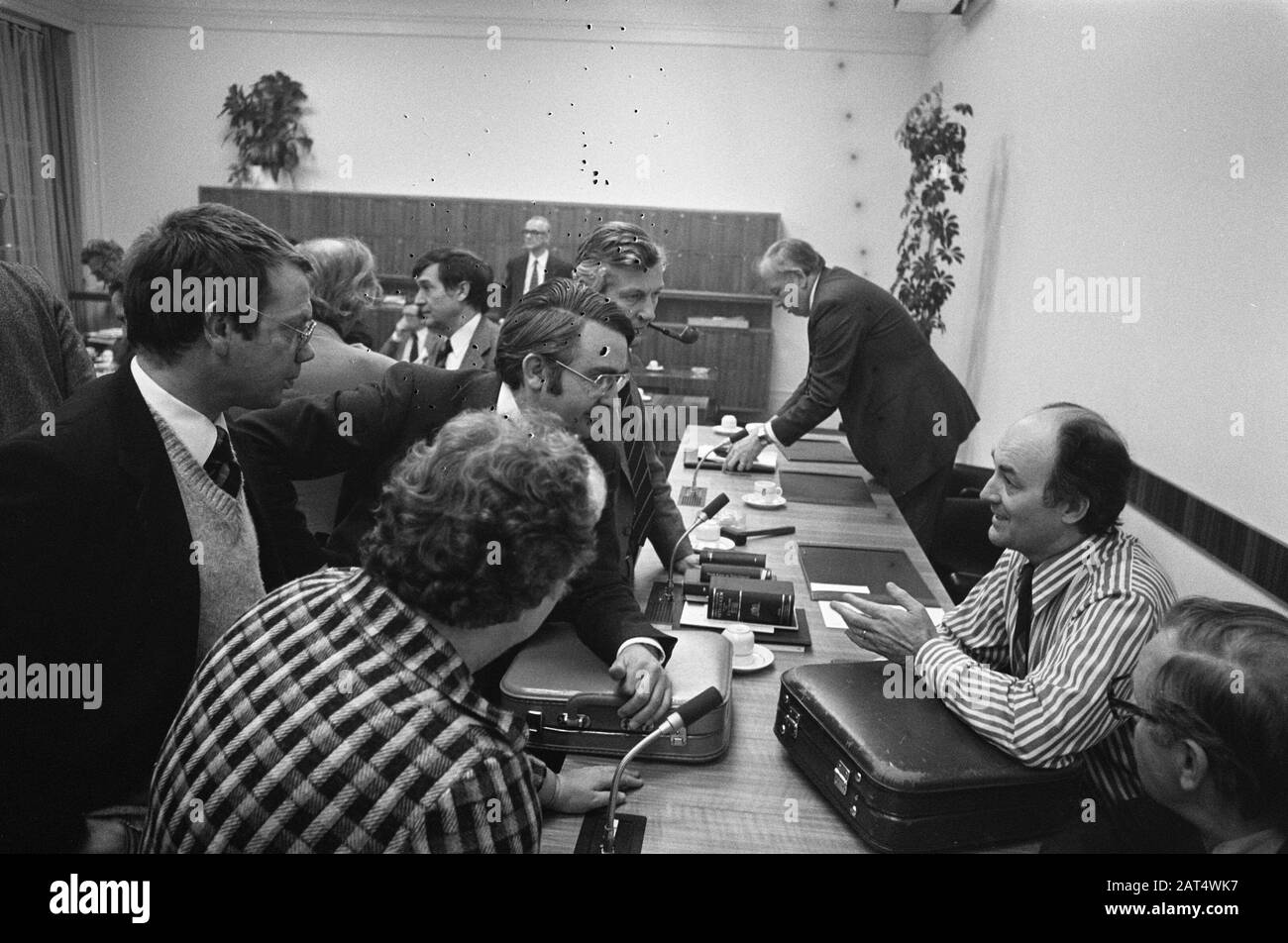 Costituzione del gabinetto; riunioni di gruppo CDA e VVD; groupj intorno ad Aantjes Data: 28 novembre 1977 Parole Chiave: Frazioni, formazioni del gabinetto Nome dell'istituzione: VVD Foto Stock