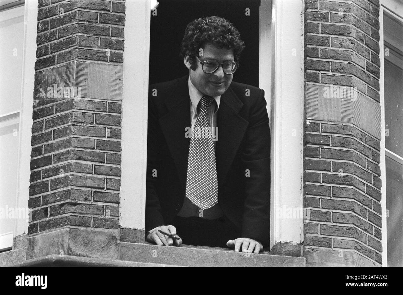 Formazione del cabinet; Van Thijn in window building Affari generali Data: 19 Agosto 1977 Parole Chiave: Cabinet informateurs Foto Stock