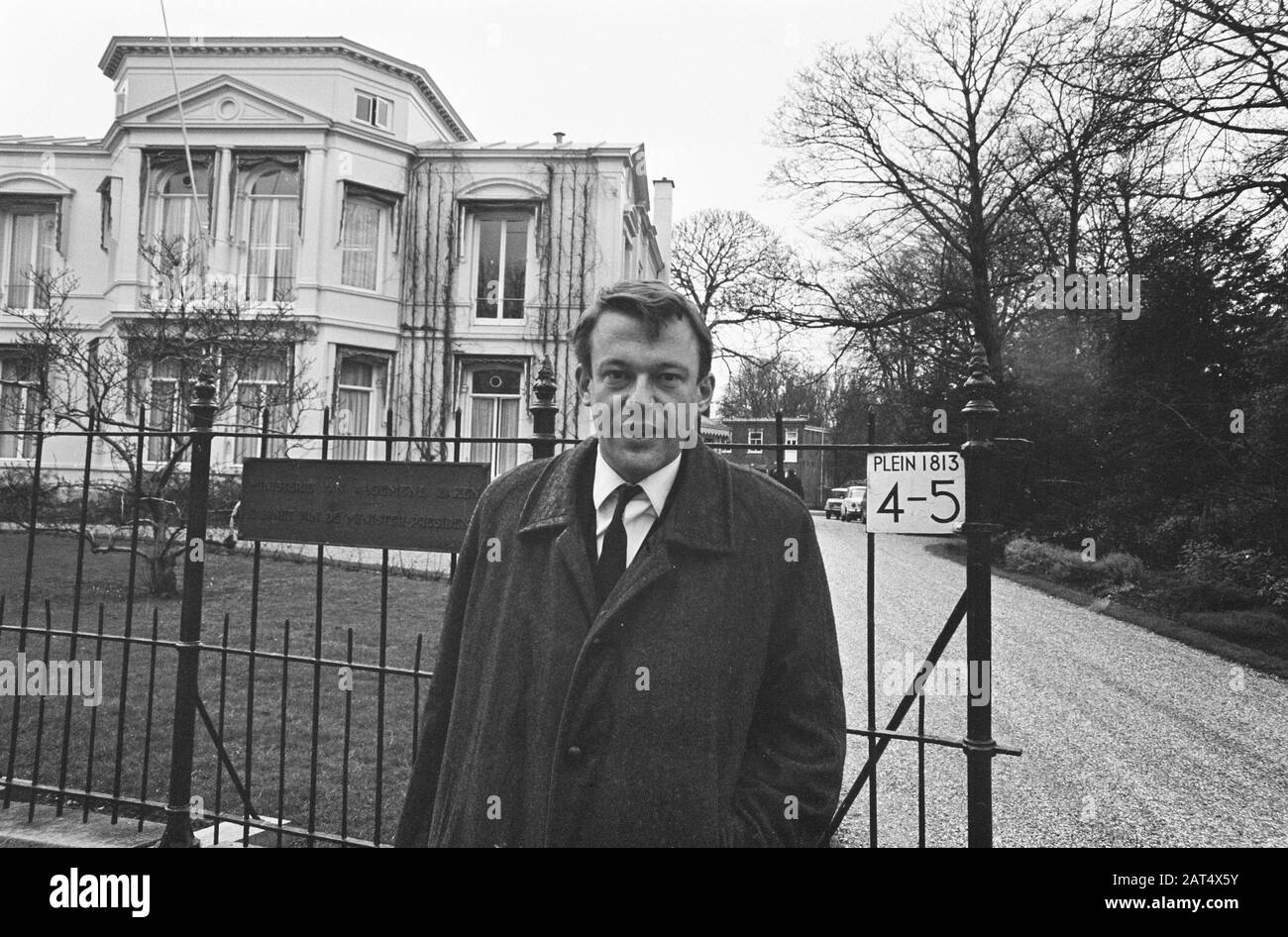 Cabinetsformation, Van Mierlo di fronte al palazzo sul Plein 1813 Data: 21 febbraio 1967 Località: L'Aia, Zuid-Holland Parole Chiave: Politici, nome Della Persona politica: Mierlo, Hans van Foto Stock