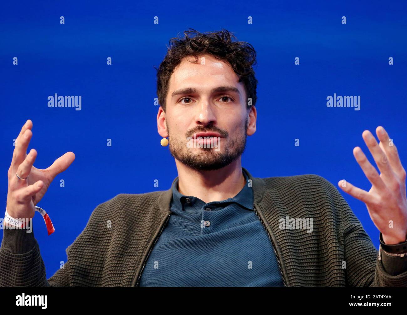 Duesseldorf, Germania. 30th Gen 2020. Mats Hummels, calciatore professionista al Borussia Dortmund, risponde alle domande del pubblico commerciale al congresso SpoBis. Credito: Roland Weihrauch/Dpa/Alamy Live News Foto Stock