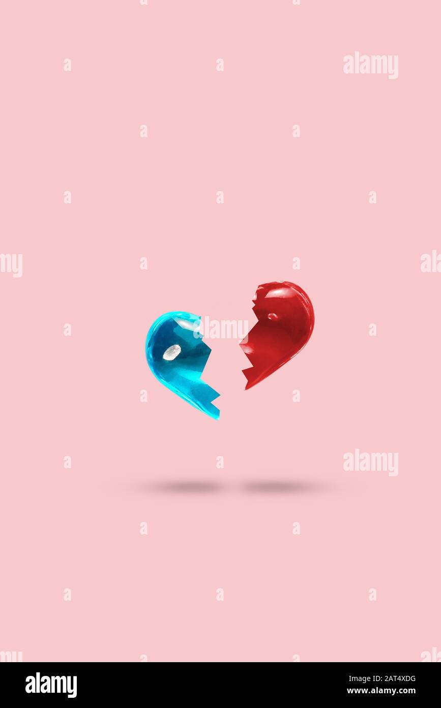 Due metà di uno sfondo pastello di cuore. Minimalismo. Concetto di amore, separazione, divorzio Foto Stock