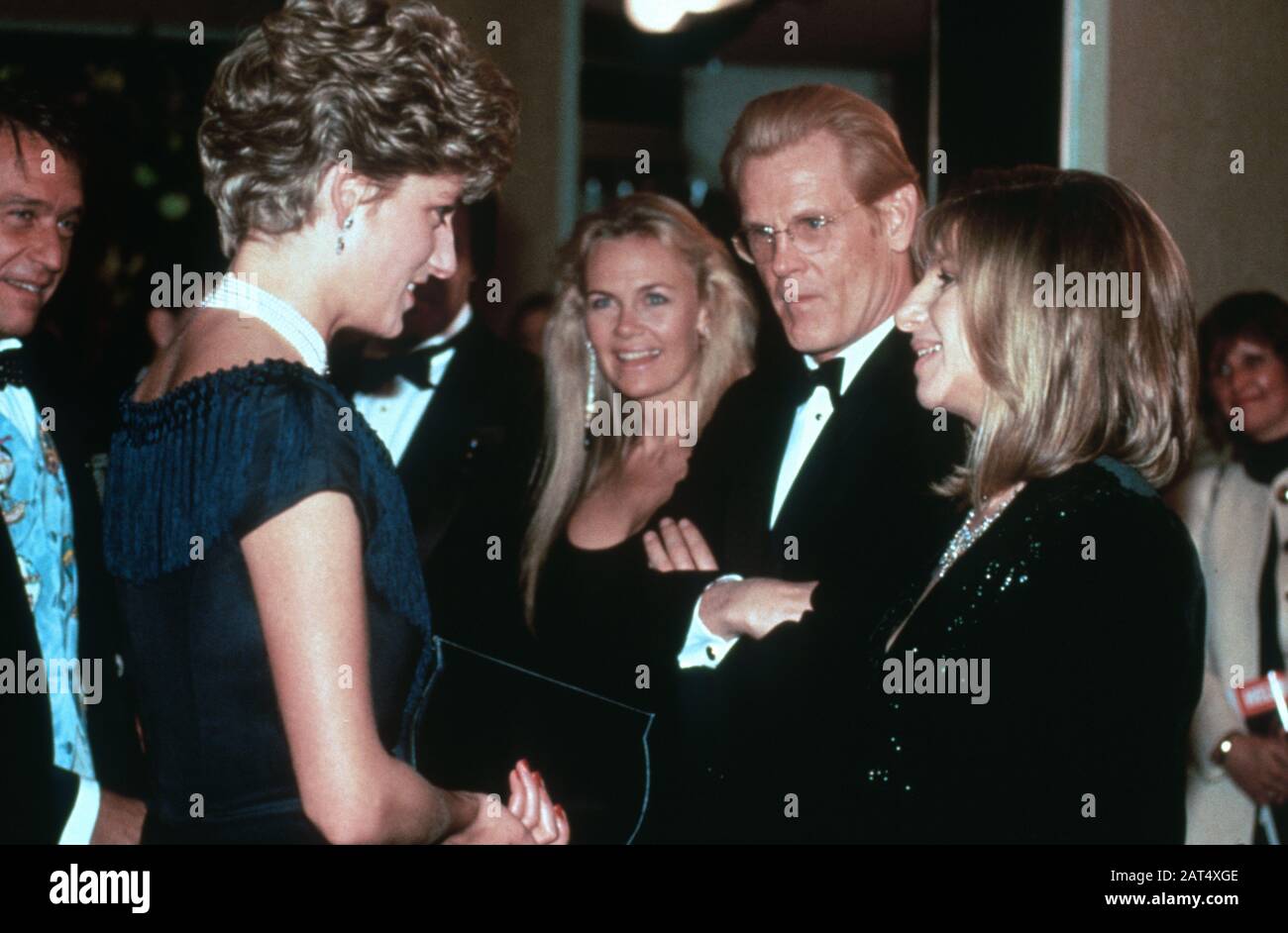 HRH Princess Diana incontra Barbra Streisand e Nick Nolte (secondo da destra) alla prima europea del film Prince of Tides, Londra Inghilterra Fe Foto Stock