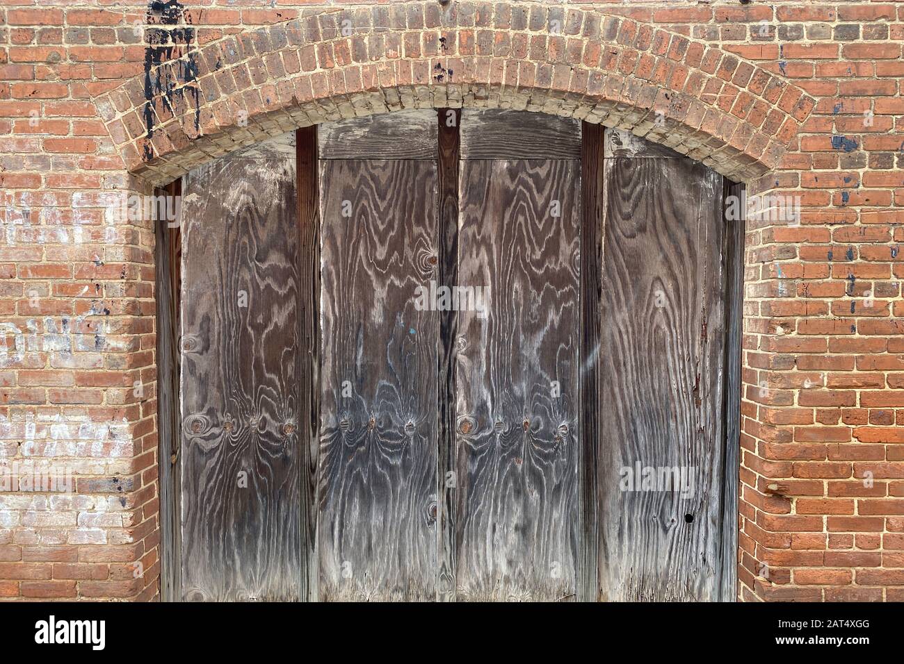 una vecchia porta dello scivolo di carbone dietro la vecchia casa di mattoni rossi Foto Stock