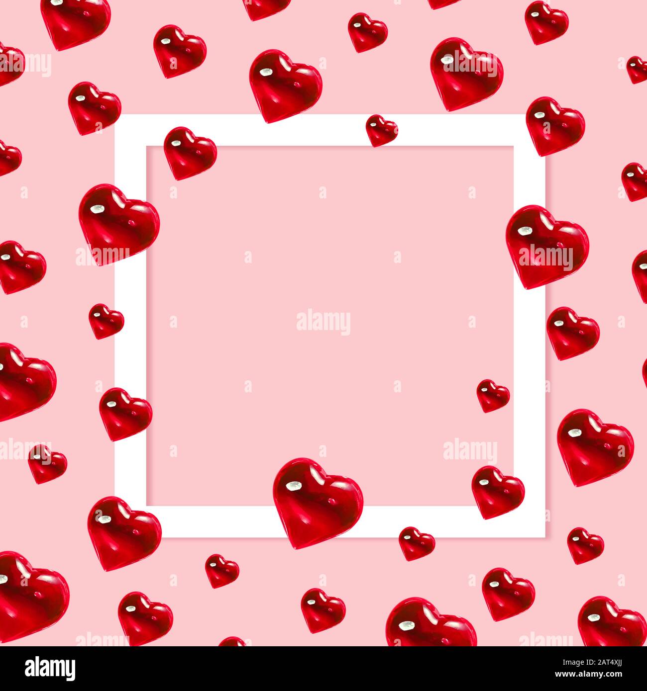 San Valentino sfondo. Motivo di cuori rossi di vetro su sfondo rosa pastello. Minimalismo della carta, simbolo dell'amore Foto Stock