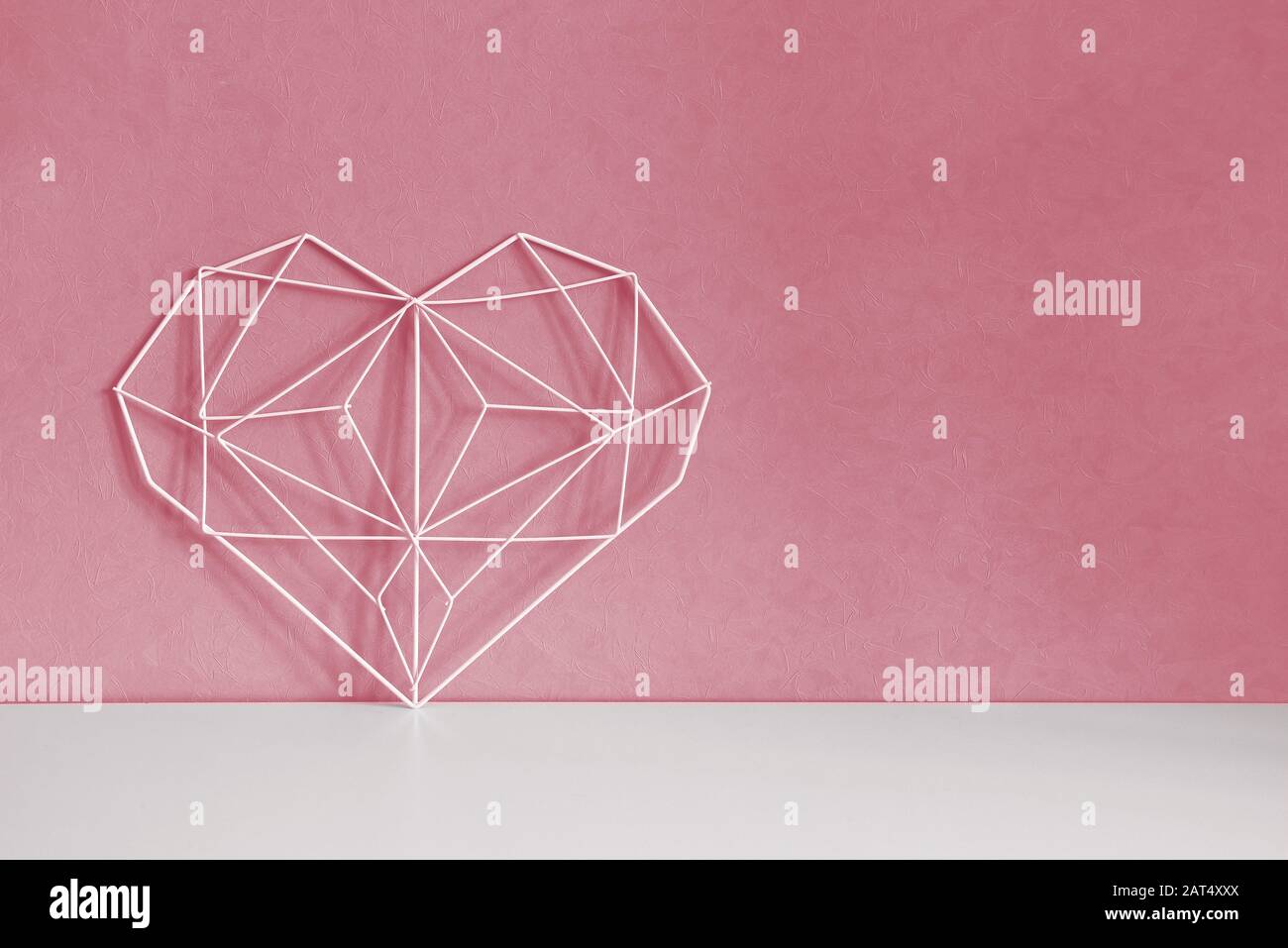 Elegante cuore aperto su sfondo rosa pastello. Minimalismo. Concetto simbolo di amore e San Valentino. Arredamento Della Casa Foto Stock