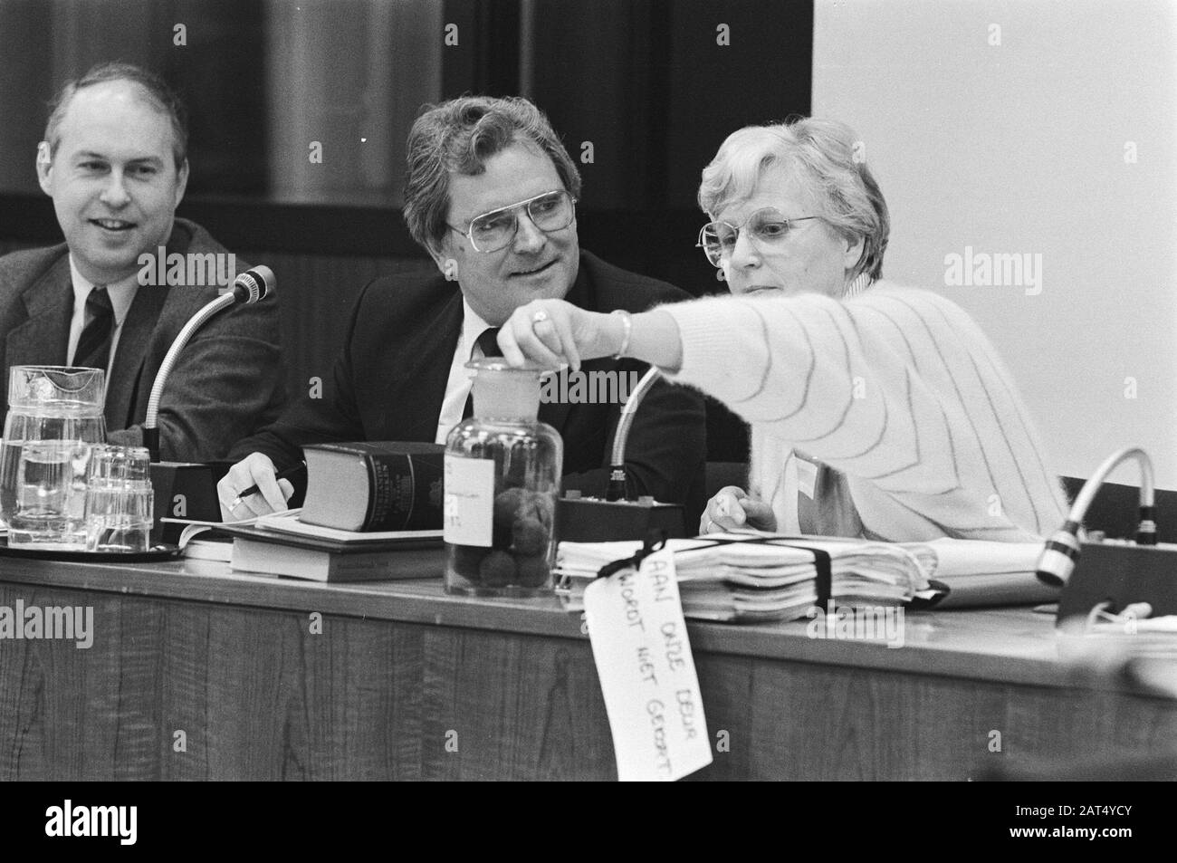 commissione delle camere SoZa ha parlato all'Aia del cosiddetto standard di separazione degli alloggi (noto anche come divisione delle porte anteriori) con state-secr. De Graaff Data: 14 Novembre 1984 Luogo: L'Aia, Zuid-Holland Parole Chiave: Commissioni Camera Nome Personale: De Graaff, Kraaijeveld-Wouter, Jeltien Nome Istituzione: Ministero Degli Affari Sociali Foto Stock