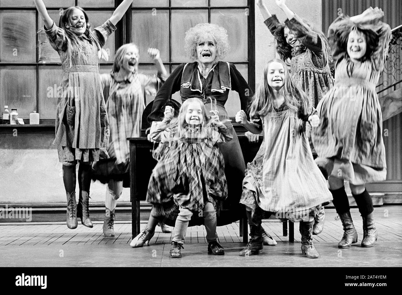 Sheila Hancock (come Miss Hannigan - centro) ad ANNIE Il Musical al Victoria Palace Theatre, Londra nel 1978. Sheila Hancock, attrice e autore inglese, nato nel 1933. Ha vinto un OBE nel 1974 e un CBE nel 2011. Foto Stock