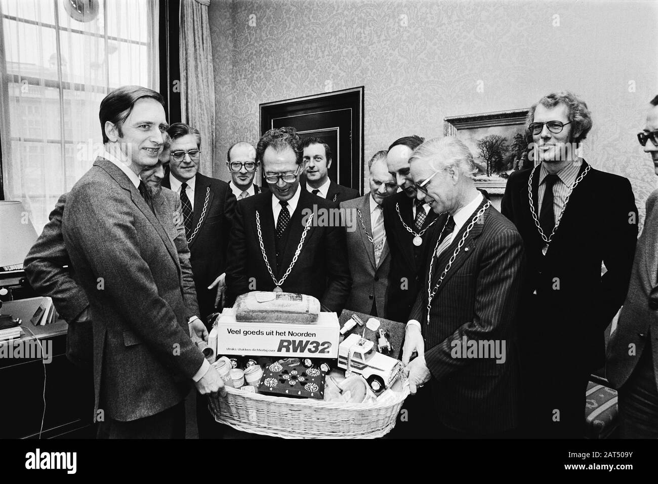 Il presidente della Camera Dolman riceve da 10 comuni sindaco lungo Rijksweg 32 (Leeuwarden - Meppel) blackkrant Data: 6 febbraio 1980 luogo: L'Aia, Zuid-Holland Parole Chiave: Presidenti di camera, sindaci, ricevute Foto Stock