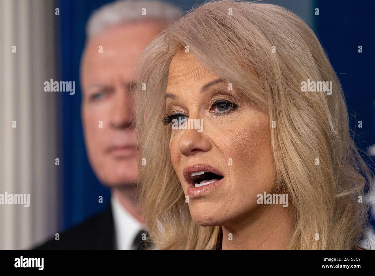 Washington, Stati Uniti. 30th Gen 2020. White House Senior Counselor Kellyanne Conway Parla Come Assistente Segretario Della Sanità Pubblica Adm. Brett Giroir ascolta durante un briefing sulla crisi degli oppioidi nella sala del briefing della Casa Bianca a Washington, DC, giovedì 30 gennaio 2020. Non raffigurato, è Jim Carroll, direttore della politica nazionale di controllo dei farmaci (ONDCP). Foto di Ken Cedeno/UPI Credit: UPI/Alamy Live News Foto Stock