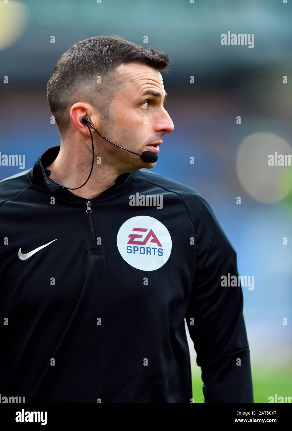 Arbitro Michael Oliver prima della quarta partita della fa Cup a Turf Moor, Burnley Foto Stock