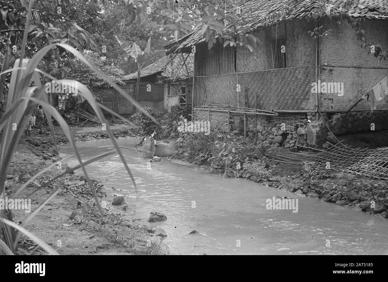 Suebangs E Tjikampek Kampong. Un ruscello scorre oltre le case Data: 1 dicembre 1947 Località: Indonesia, Indie orientali olandesi Foto Stock
