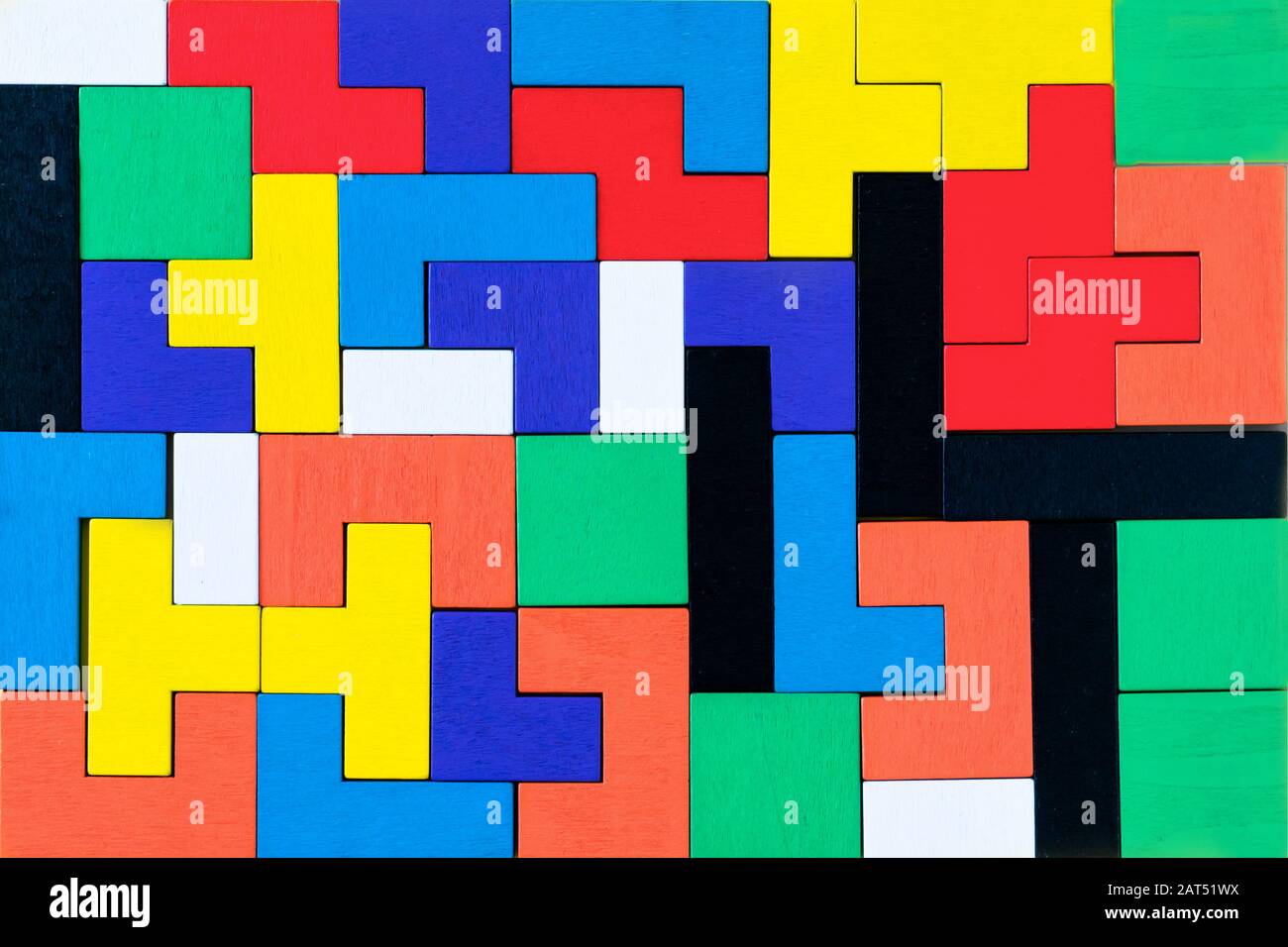 Colorati blocchi di legno di diverse forme puzzle bacground. Giocattoli naturali ed ecologici. Concetto creativo e logico di pensiero. Sfondo con forme geometriche blocchi di legno. Foto Stock