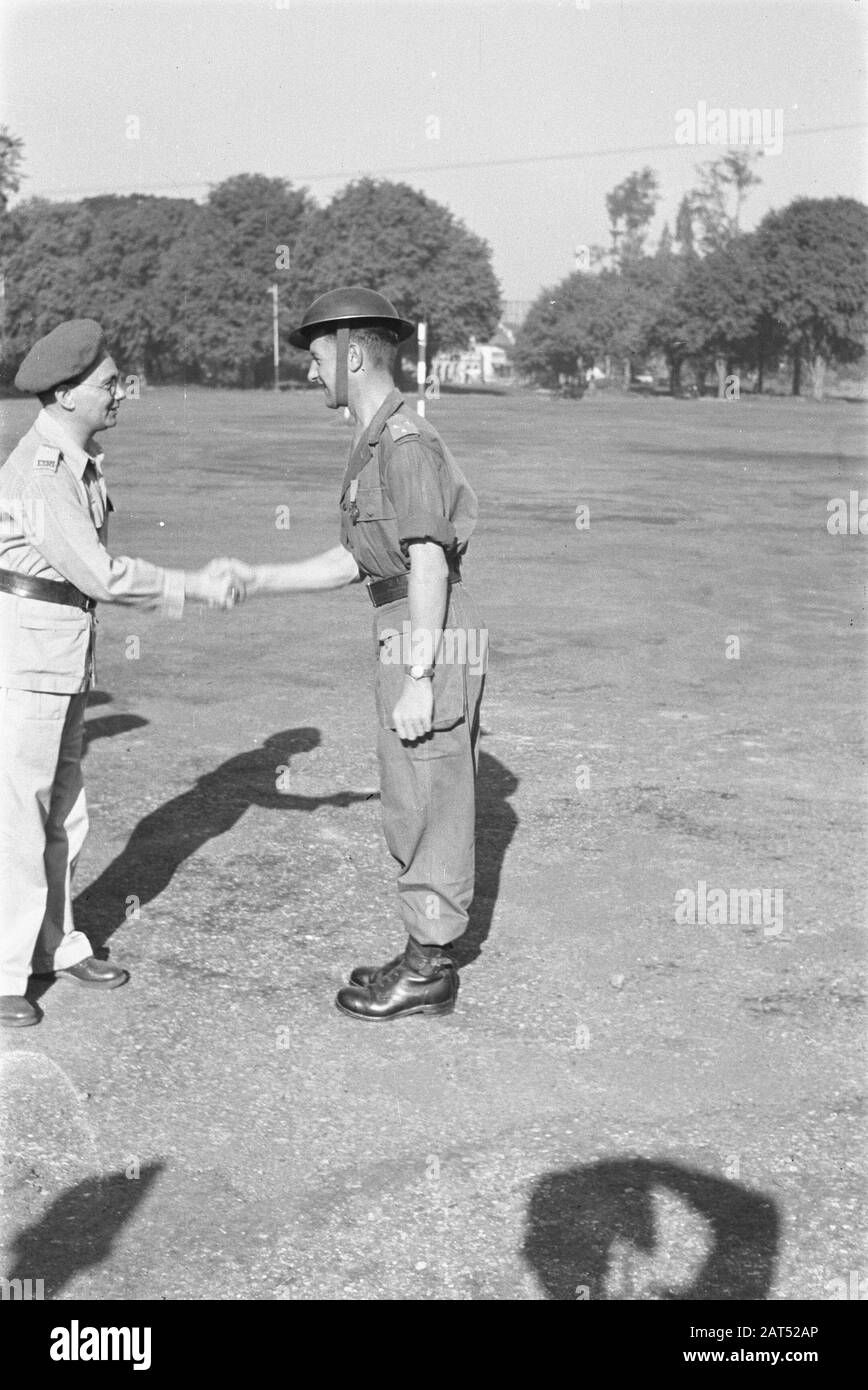 Dono del Leone di bronzo al Capitano Marijs Capitano Marijs (a destra) si congratulano Data: Luglio 1947 luogo: Indonesia, Indie Orientali Olandesi Foto Stock
