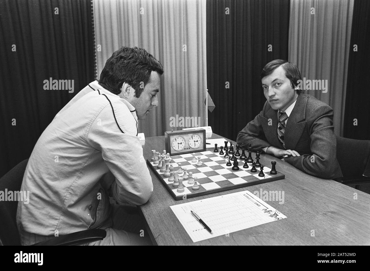 Primo round del Torneo degli Scacchi Interpolis 1980 a Tilburg Karpov (r) contro Sosonko Annotazione: Margine negativo: 5, 6; 7: Karpov Data: 19 Settembre 1980 Località: Noord-Brabant, Tilburg Parole Chiave: Scacchi, tornei Nome personale: Karpov, Anatoli, Sosonko, Genna Foto Stock