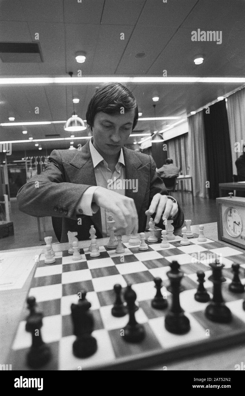 Torneo di Scacchi Interpolis a Tilburg (9th round) Karpov (URSS) durante la sua festa contro Spassky Data: 29 Settembre 1980 luogo: Noord-Brabant, Tilburg Parole Chiave: Scacchi, tornei Nome personale: Karpov, Anatoli Foto Stock