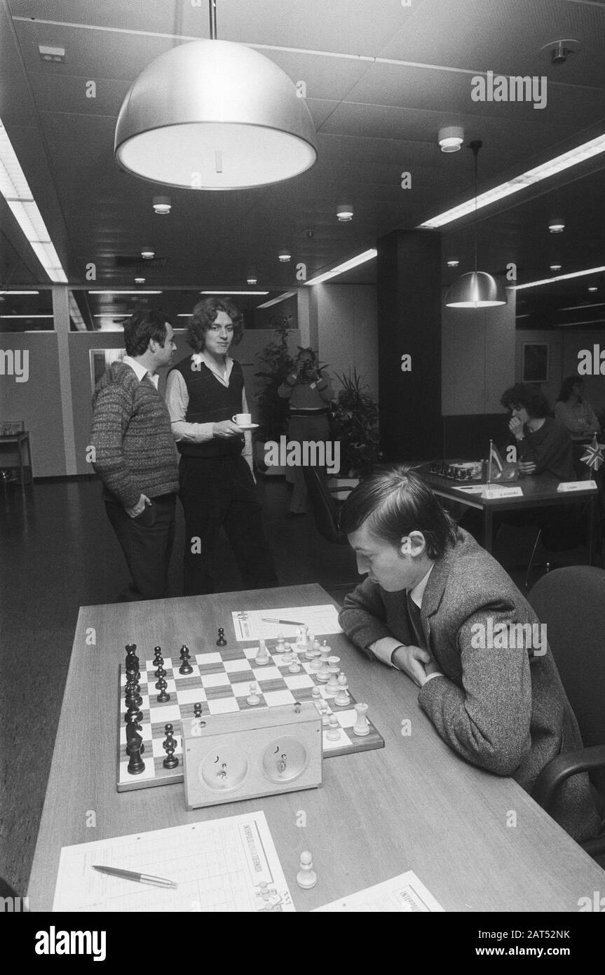 Torneo di Scacchi Interpolis a Tilburg Karpov in azione con sfondo Timman e Sosonko (l) Data: 30 settembre 1982 luogo: Noord-Brabant, Tilburg Parole Chiave: Scacchiere, orologi a scacchi, scacchi, scacchi, giocatori di scacchi, tourniques Nome personale: Karpov, Anatoli, Sosonko, Genna, Timman, Jan Foto Stock