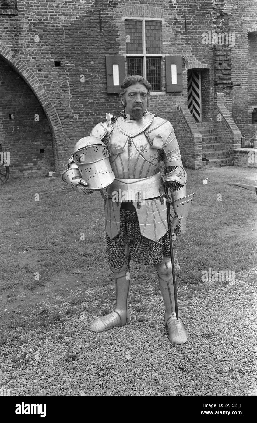 Registrazione della Serie Giovanile Floris by the NTS at Castle Doornenburg in the Betuwe Castle lord Wolter van Oldenstein (giocato da Ton Vos) nella sua armatura Data: 19 Settembre 1968 Località: Doornenburg, Gelderland Parole Chiave: Attori, imbracature, programmi giovanili, castelli, televisione Nome istituzione: Nts Foto Stock