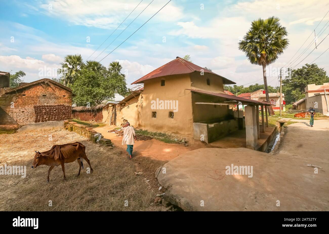 Scena del villaggio indiano con vista delle case di fango e della strada del villaggio non pavimentata ad un villaggio tribale remoto a Bolpur, Bengala Occidentale, India Foto Stock