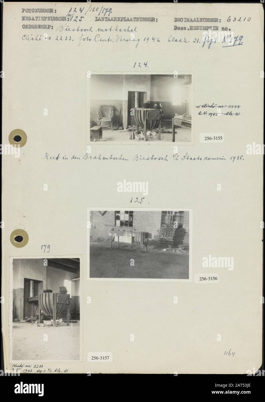 Foto 1: Keet con mostheater nel Brabant Biesbosch, ex Staatsdomein (6x8,5 cm; sconosciuto) Foto 2: Motheater (6x8,5 cm; sconosciuto) Foto 3: Motheater (8,5x6 cm; sconosciuto) Annotazione: Una motstove è una stufa che può anche essere sparata con falena di legno o segatura Data: 1942 posizione: Biesbosch, catena Noord-Brabant Parole Chiave: 1942 Foto Stock