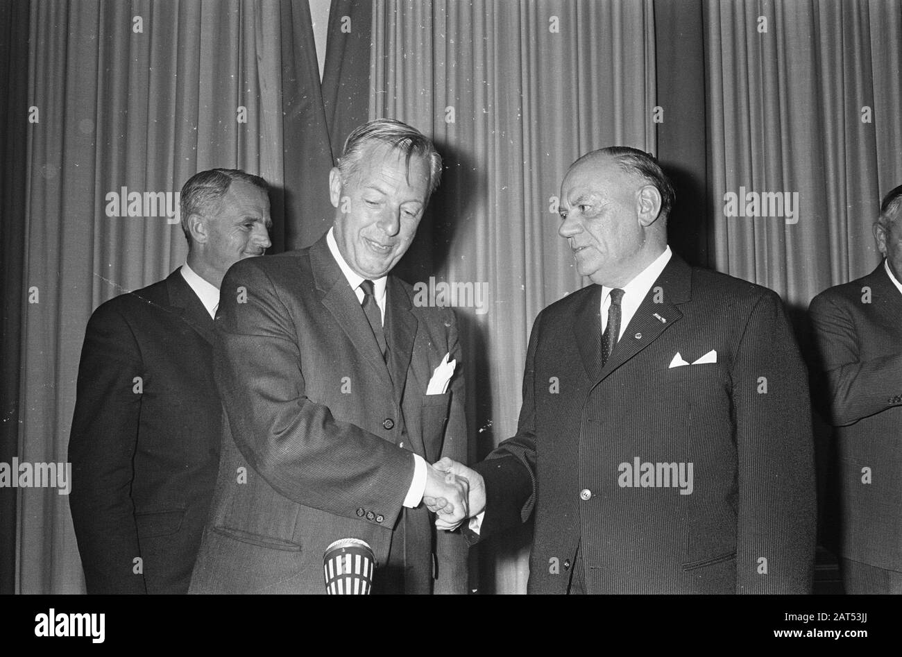 Kees Verkerk ottiene il pin, l'assegnazione NTS Data: 2 giugno 1967 Nome Persona: Verkerk, Kees Nome istituzione: Nts Foto Stock