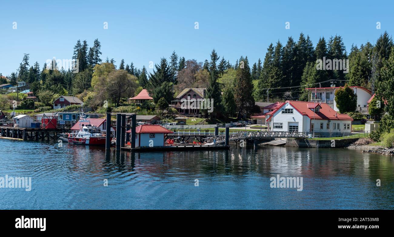 Vista sull'acqua della Guardia Costiera di Bambfield alla foce dell'Alberni Inlet, Bambfield, Vancouver Island, BC Foto Stock