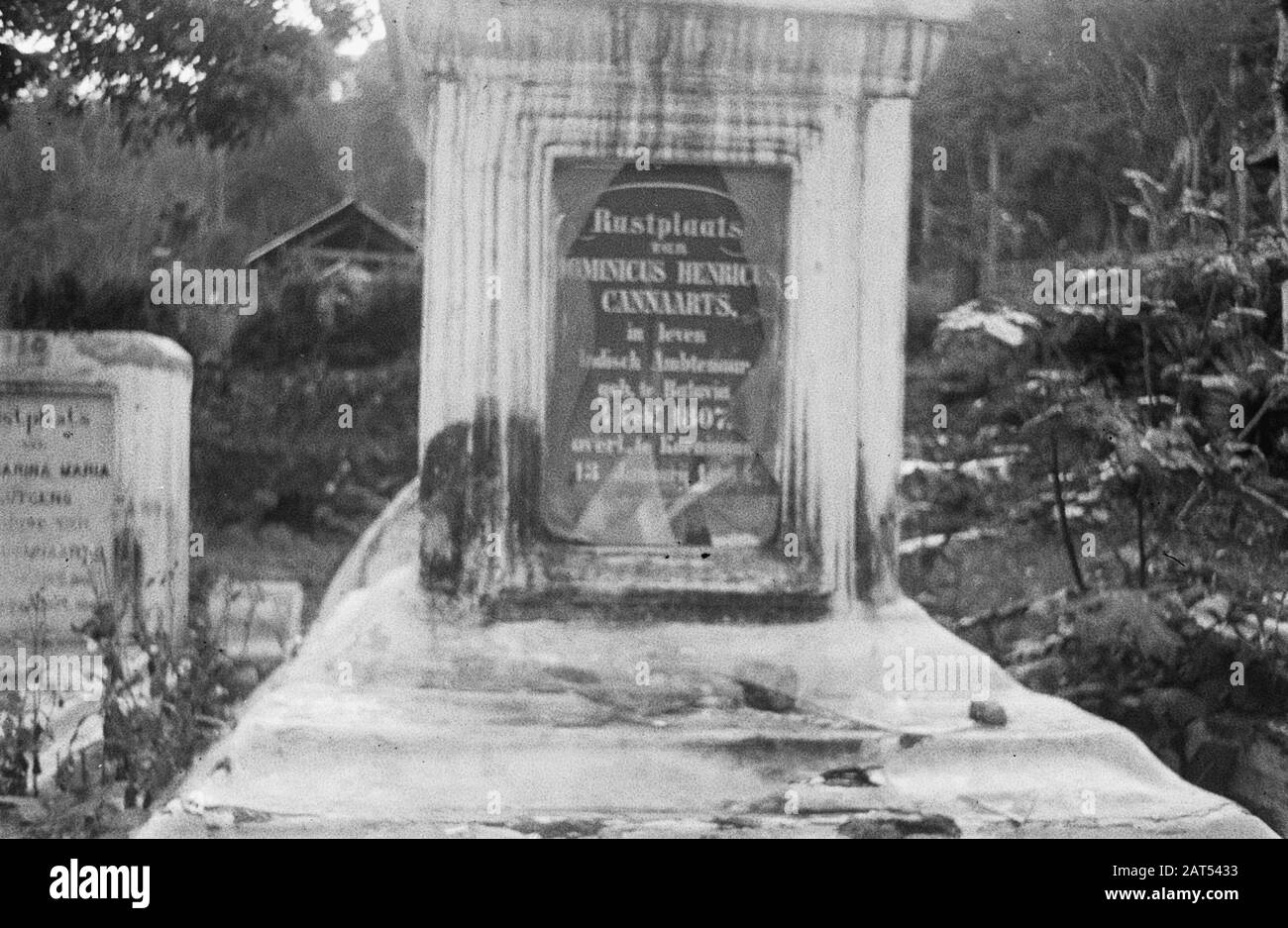 Cimitero nel cimitero di Koeningan a Koeningan, tombe deliberatamente distrutto Annotazione: Soggetto tomba di Domenicus Henricus Cannaarts vivo ufficiale indiano. Nato a Batavia 4 febbraio 1807. Date: 1 Ottobre 1947 Location: Indonesia, Dutch East Indies Foto Stock