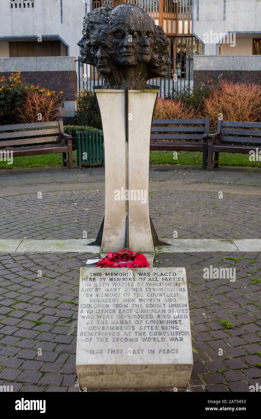 Dodici Risposte Alla Tragedia Il Memoriale Di Yalta Cromwell Road South Kensington Londra Foto Stock Alamy