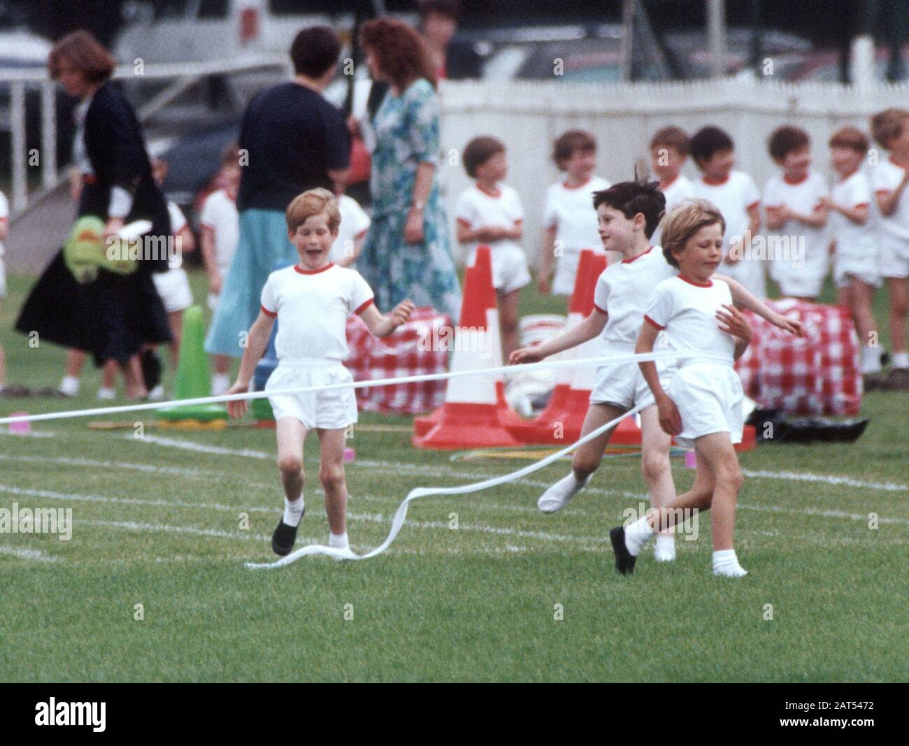 HRH Prince Harry (a sinistra) compete nella corsa di corsa al giorno di sport della scuola di Wetherby, campi atletici di Richmond, Londra, Inghilterra giugno 1991 Foto Stock