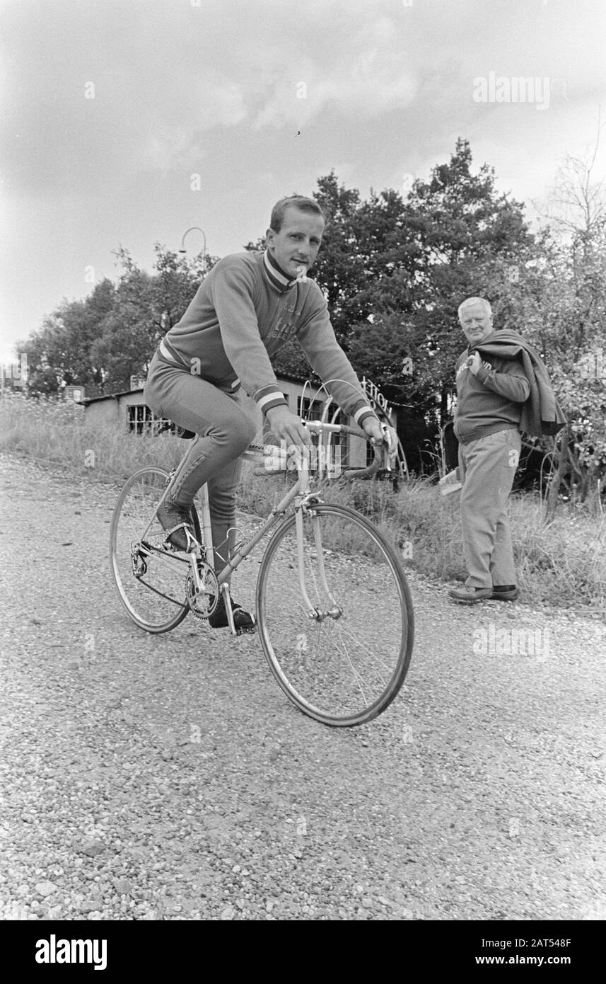 Ciclismo, team dilettante a Nuth, numero 21 e 22 Evert Dolman (testa), numero 19 e 20 sulla moto Data: 17 agosto 1966 Località: Nuth Parole Chiave: Ciclismo, ciclismo Nome personale: Evert Dolman Foto Stock