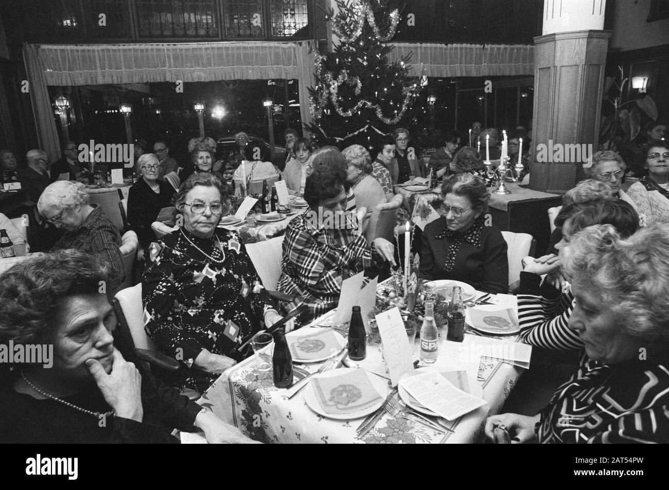 Cena di Natale Army of Salvation for the anziano a Schiller, Amsterdam Data: 20 Dicembre 1977 luogo: Amsterdam, Noord-Holland Parole Chiave: Anziano Institution name: Army des Salvation Foto Stock