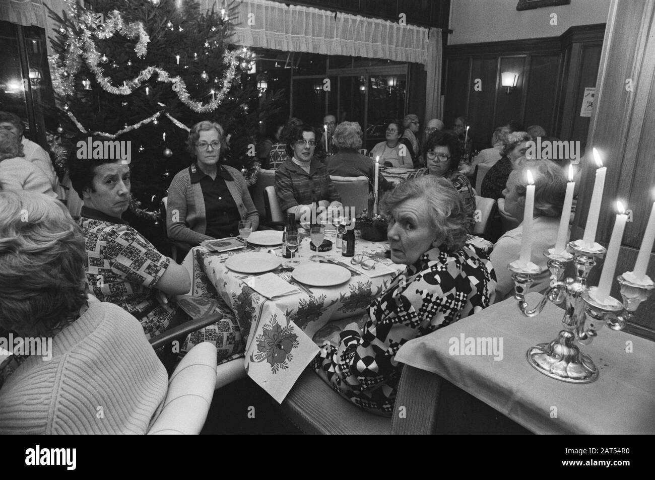 Cena di Natale Army of Salvation for the anziano a Schiller, Amsterdam Data: 20 Dicembre 1977 luogo: Amsterdam, Noord-Holland Parole Chiave: Anziano Institution name: Army des Salvation Foto Stock