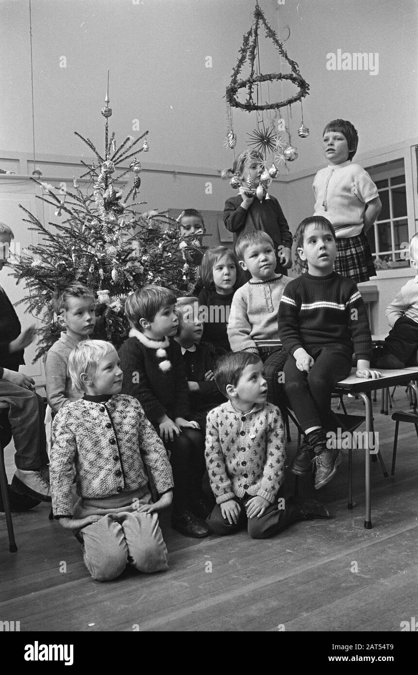 Festeggiate Natale a scuola (i bambini cantano) Data: 22 dicembre 1966 Parole Chiave: Festa di Natale, Bambini, scuole Foto Stock