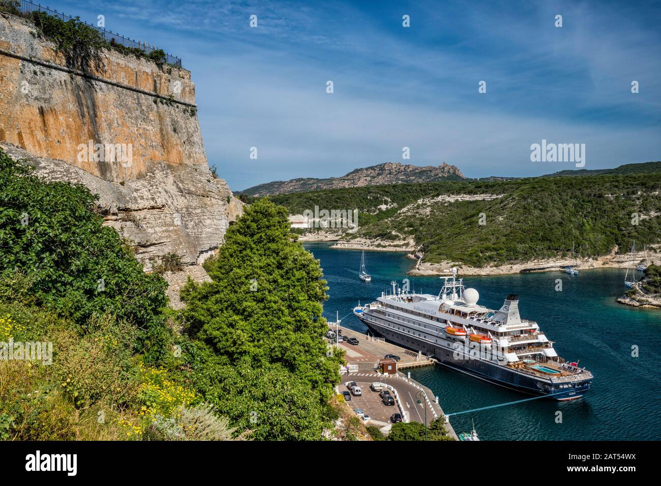SEADREAM i, piccola nave da crociera, ormeggiata al porto, vista da scogliere calcaree sotto Citadelle a Bonifacio, Corse-du-Sud, Corsica, Francia Foto Stock