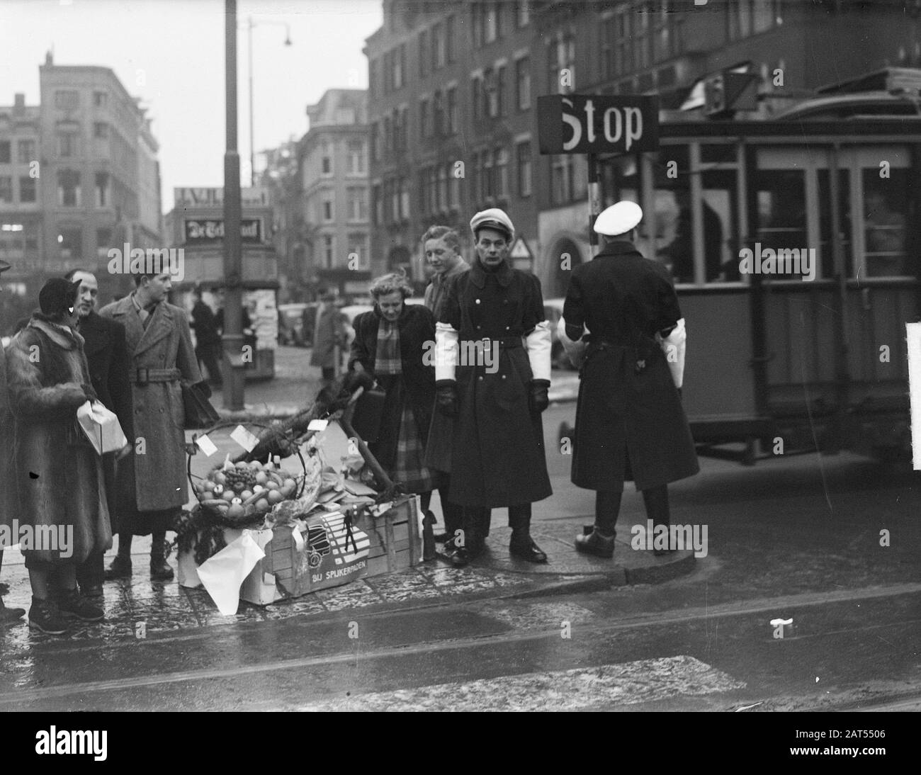 Regali di Natale per agenti di traffico Data: 22 Dicembre 1950 Parole Chiave: AGENTI di traffico, regali di Natale Foto Stock