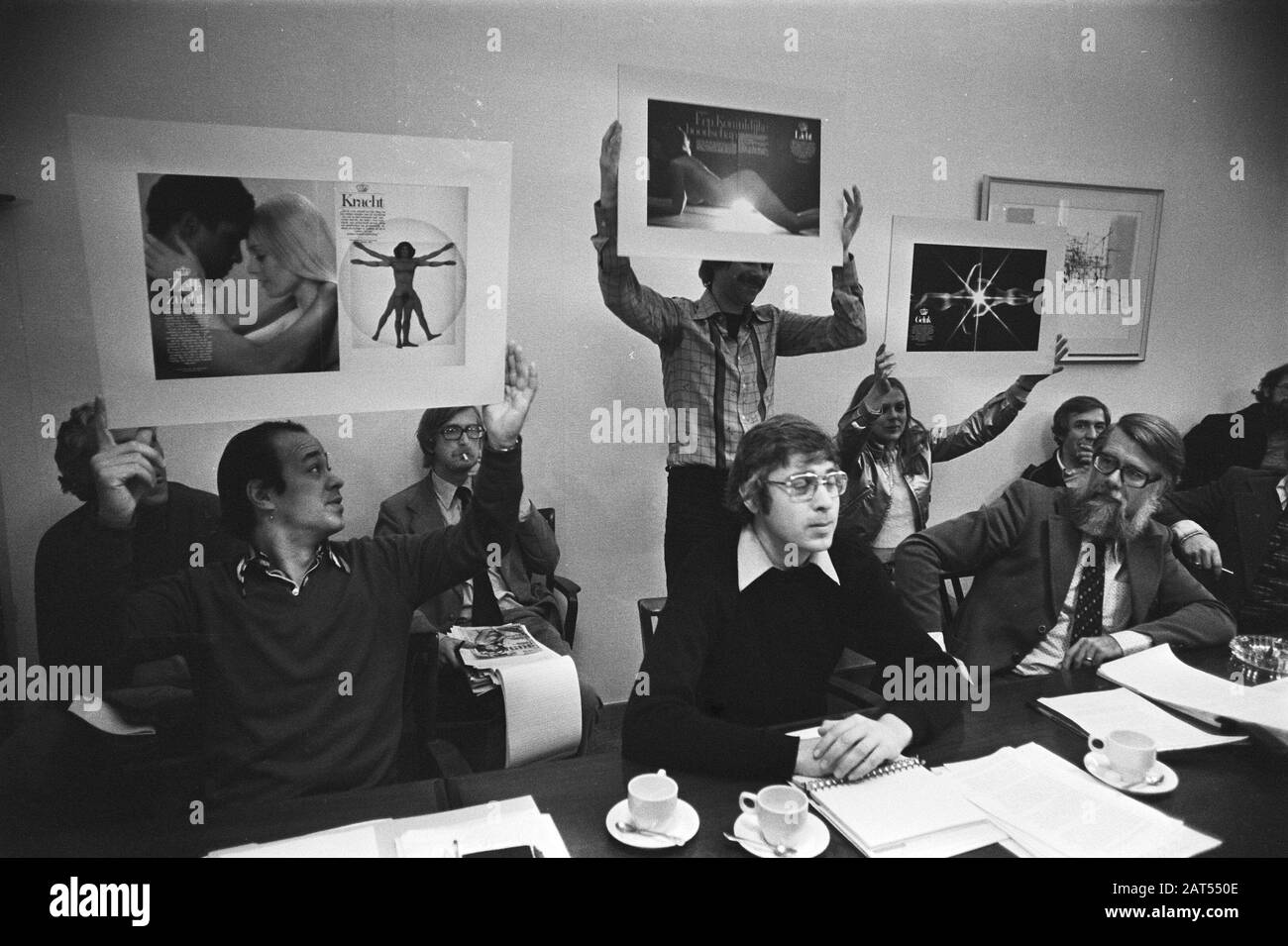 Numero di Natale nuovo Revu da capo gestione VNU vernieti conferenza stampa New Revu, metà Waleveld Data: 15 dicembre 1976 Parole Chiave: Numeri di Natale, conferenze stampa Foto Stock