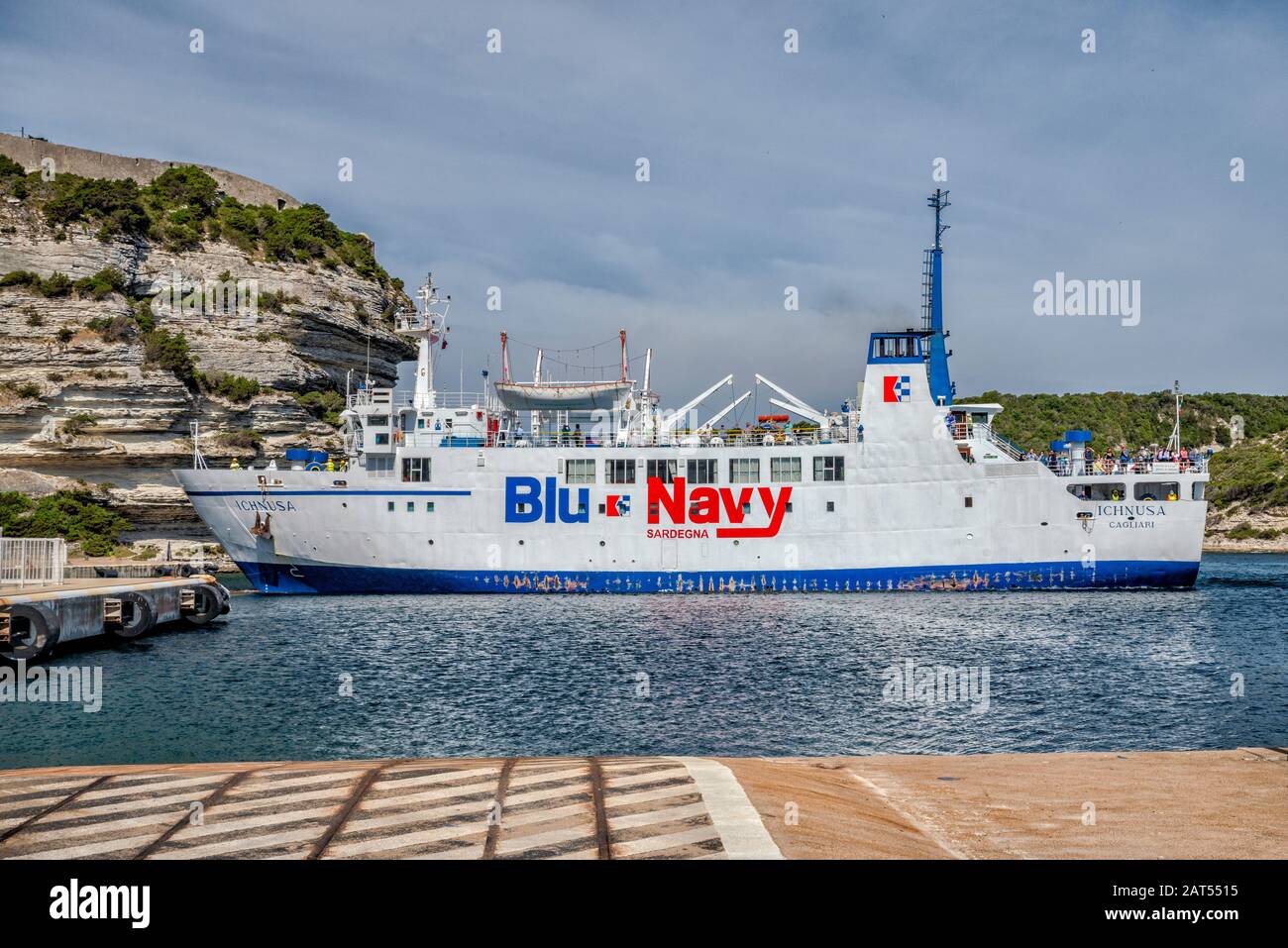 Ichnusa, traghetto da Santa Teresa Gallura, Sardegna, che si gira prima dell'ormeggio al porto di Bonifacio, Corse-du-Sud, Corsica, Francia Foto Stock