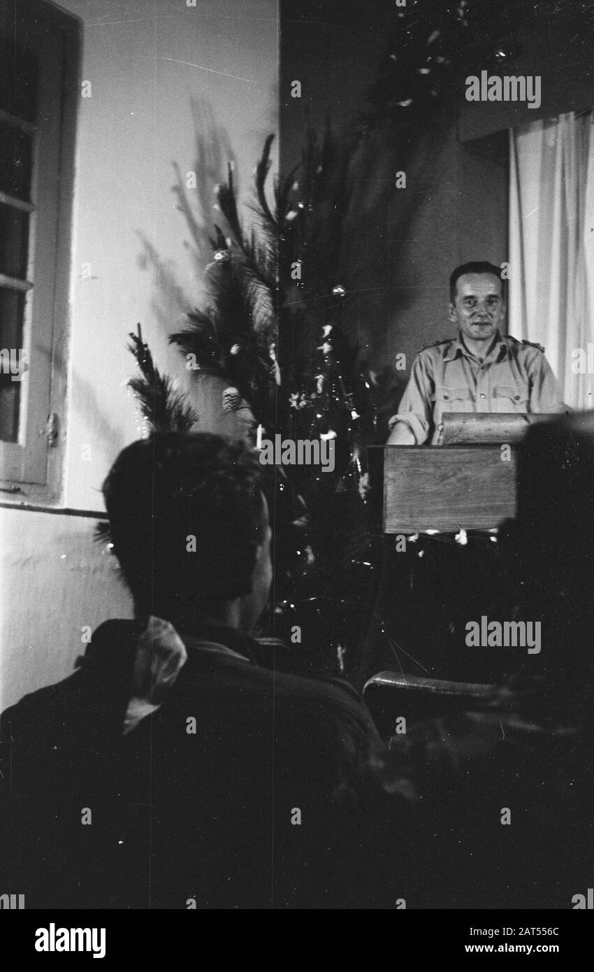 Festa di Natale 3-i R.S. a Salatiga celebrazione di Natale in ospedale. Un uomo di campo dietro il pulpito Data: 24 Dicembre 1947 Località: Indonesia, Indie Orientali Olandesi Foto Stock