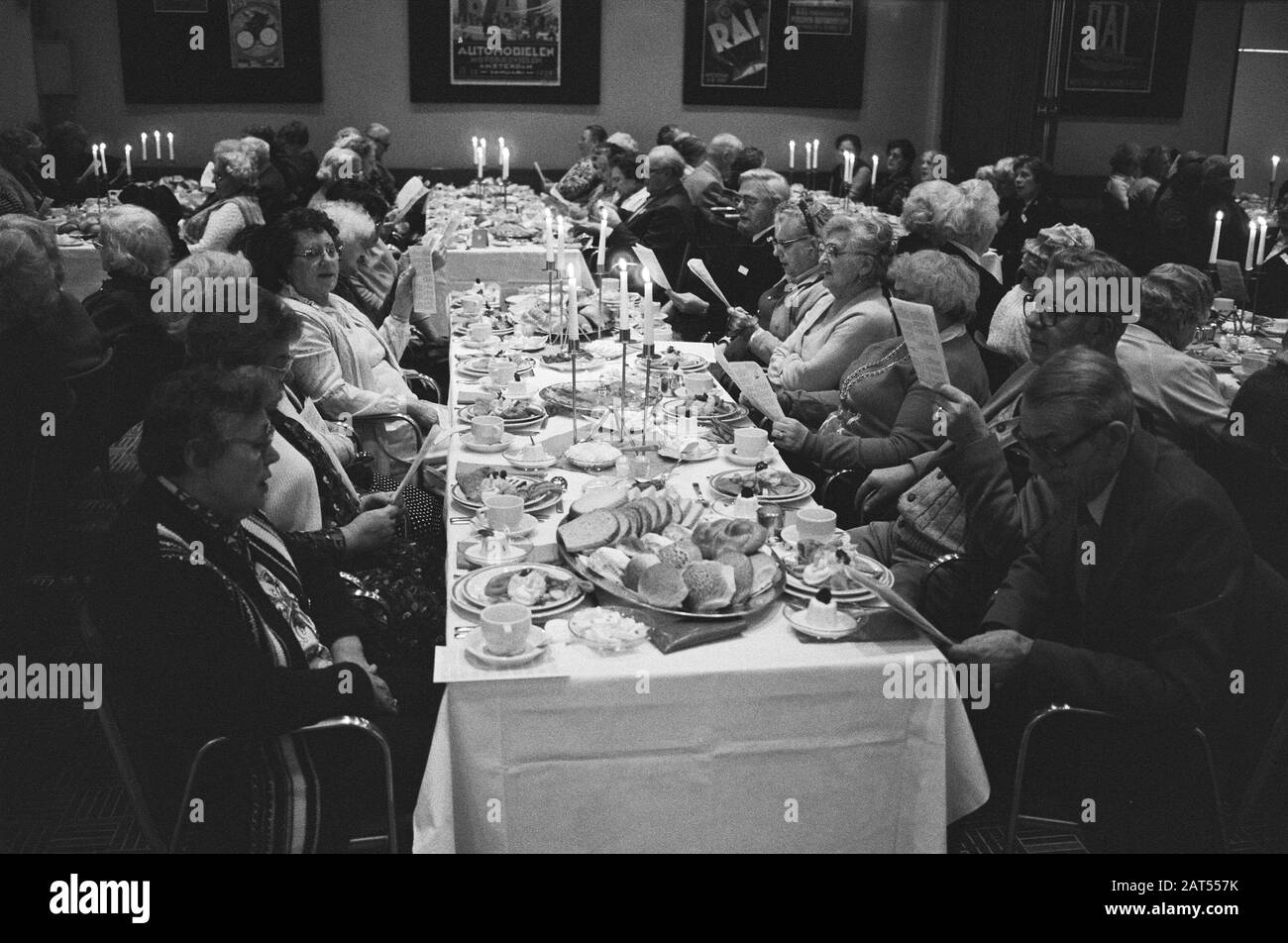 Festa di Natale Army of Salvation in RAI Amsterdam per gli anziani e solo Data: 21 dicembre 1981 luogo: Amsterdam, Noord-Holland Parole Chiave: Anziani, feste di Natale Nome dell'istituzione: Army des Heils Foto Stock