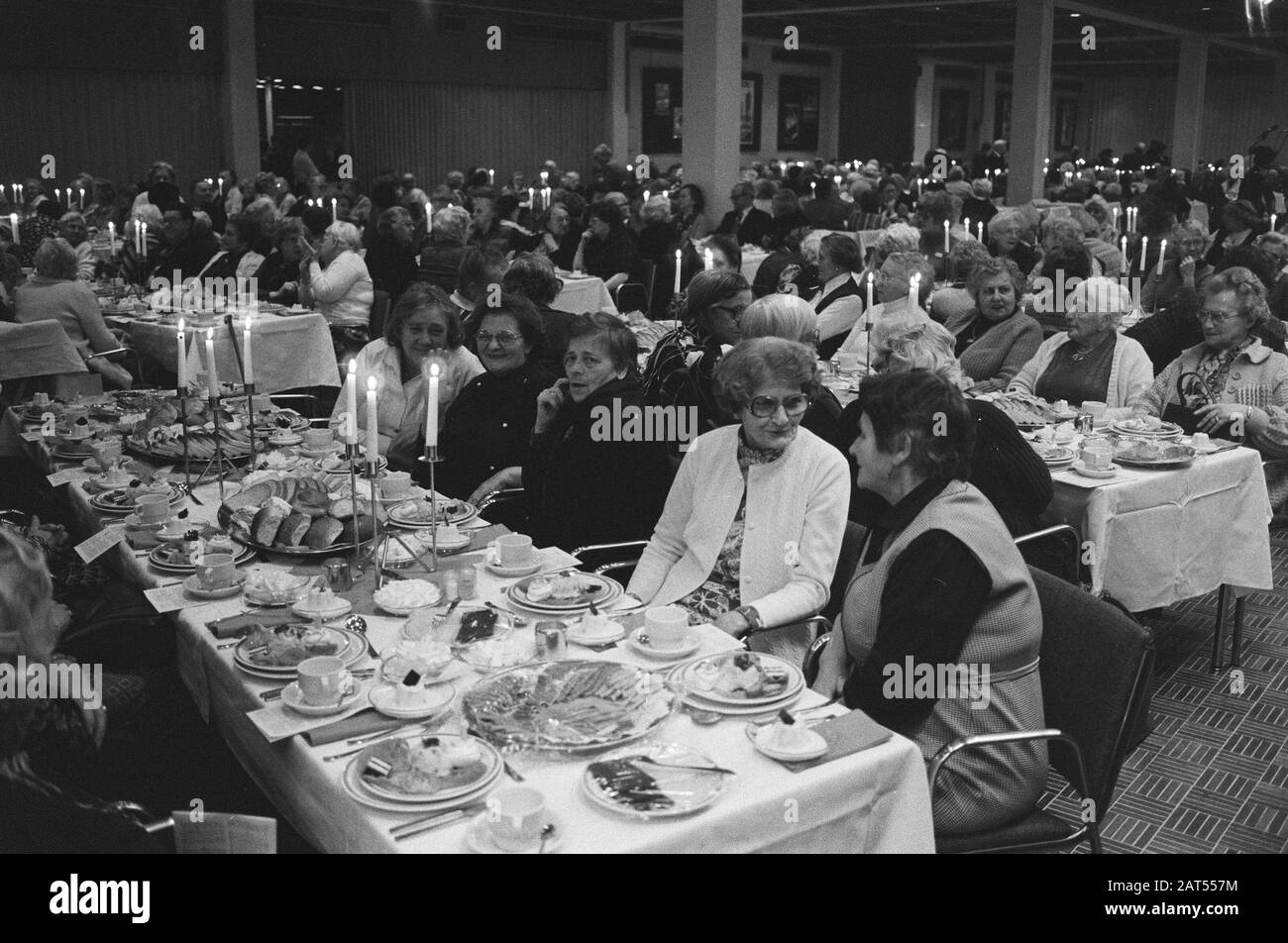Festa di Natale Army of Salvation in RAI Amsterdam per gli anziani e solo Data: 21 dicembre 1981 luogo: Amsterdam, Noord-Holland Parole Chiave: Anziani, feste di Natale Nome dell'istituzione: Army des Heils Foto Stock