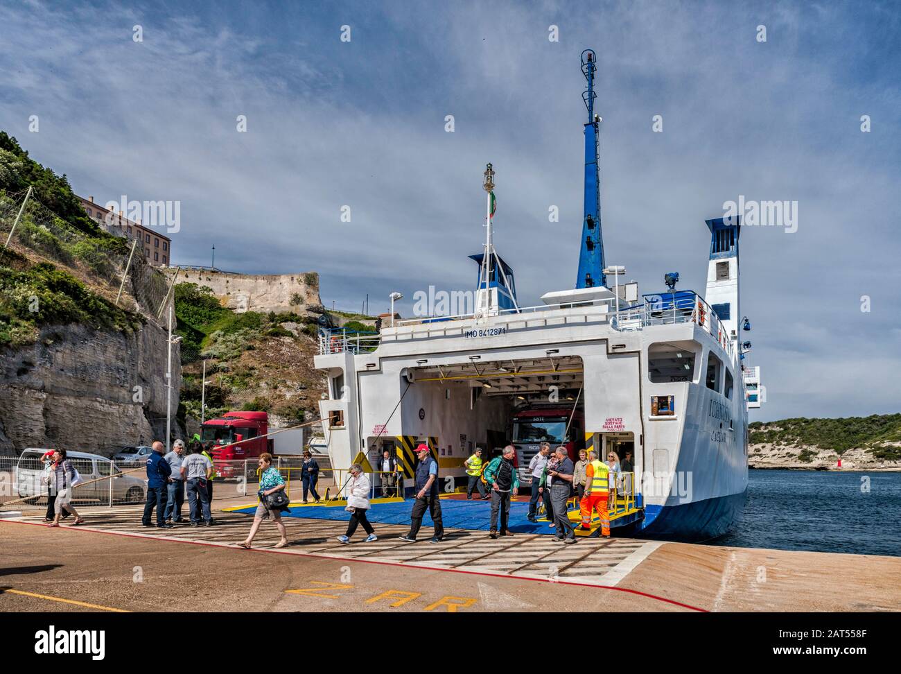 Passeggeri in partenza dalla MS Ichnusa, traghetto da Santa Teresa Gallura, Sardegna, ormeggiata alla Gare Maritime al porto di Bonifacio, Corsica, Francia Foto Stock